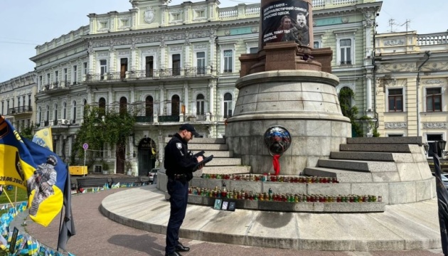 В Одесі невідомі намалювали прапор Росії на постаменті на Європейській площі В Одесі невідомі намалювали прапор Росії на постаменті на Європейській площі
