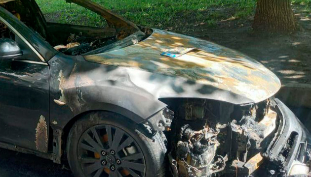 У Харкові за підозрою у підпалах авто військових затримали жінку з 16-річною дочкою У Харкові за підозрою у підпалах авто військових затримали жінку з 16-річною дочкою