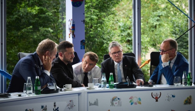 ゼレンシキー宇大統領、仏英独ポーランド首脳と共にトランプ米大統領と電話会談