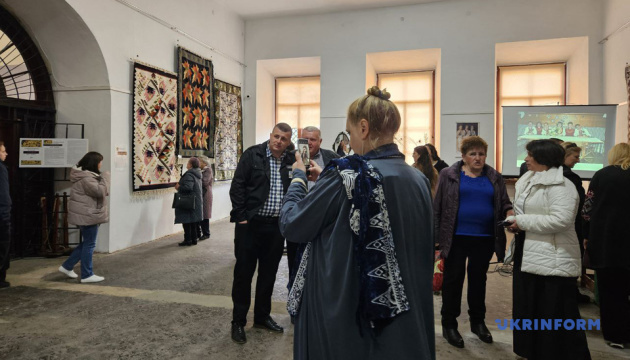 У Дубенському замку відкрилася виставка «Глинянський килим у 100-річчя Арт Деко» У Дубенському замку відкрилася виставка «Глинянський килим у 100-річчя Арт Деко»