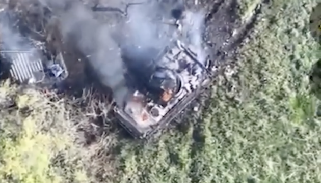 Verteidigungskräfte zeigen Zerstörung und Beschädigung von 27 russischen Kampffahrzeugen in östlicher Richtung