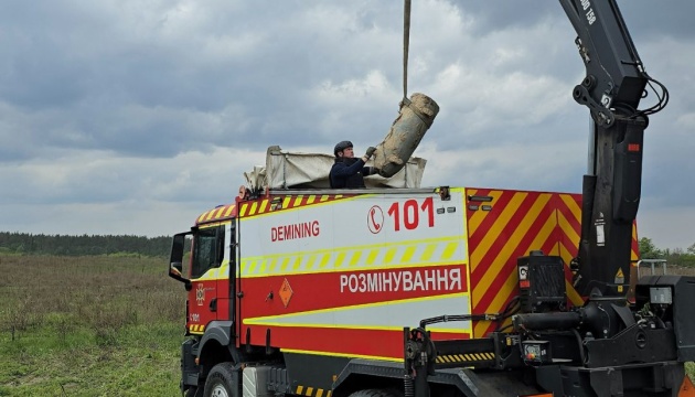 На Київщині в полі виявили бойову частину російської крилатої ракети Х-101 На Київщині в полі виявили бойову частину російської крилатої ракети Х-101