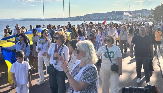У французькій Ніцці відбулася хода у вишиванках