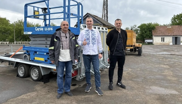 Чернівці отримали комунальну техніку від німецьких благодійників Чернівці отримали комунальну техніку від німецьких благодійників