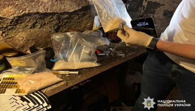 Поліція «накрила» на Дніпропетровщині нарколабораторію зі щомісячним прибутком ₴12 мільйонів Поліція «накрила» на Дніпропетровщині нарколабораторію зі щомісячним прибутком ₴12 мільйонів