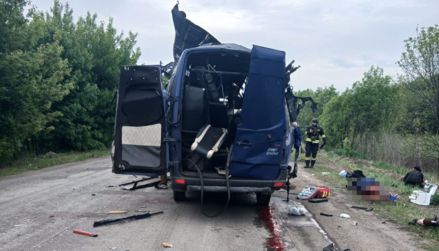 На Сумщині від удару російського дрона по маршрутці загинула ціла родина - Зеленський На Сумщині від удару російського дрона по маршрутці загинула ціла родина - Зеленський