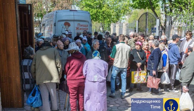 У загарбаному Маріуполі досі вишиковуються величезні черги за їжею - Центр вивчення окупації У загарбаному Маріуполі досі вишиковуються величезні черги за їжею - Центр вивчення окупації
