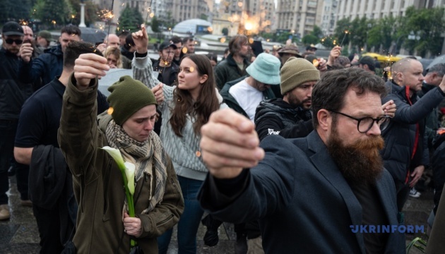 У Києві вшанували пам’ять волонтерів Кріса Гарретта та Ніколаса Парсонса / Фото: Данило Антонюк, Укрінформ