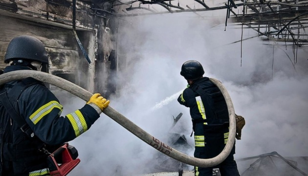 Rescatistas muestran las consecuencias del masivo ataque con drones en la región de Kyiv