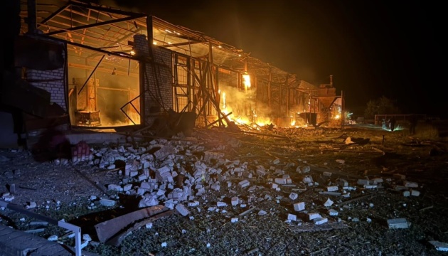 Росіяни уночі атакували підприємство у Попівській громаді на Сумщині Росіяни уночі атакували підприємство у Попівській громаді на Сумщині