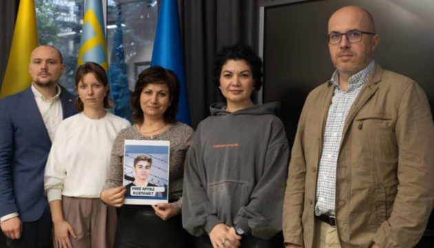 Мати наймолодшого політв'язня звернулася до Ердогана з проханням про допомогу у визволенні сина Мати наймолодшого політв'язня звернулася до Ердогана з проханням про допомогу у визволенні сина