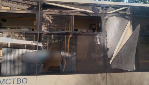 ロシア軍、ウクライナ南部ヘルソンで無人機からバスに爆発物投下　５名負傷