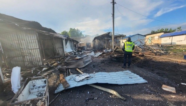 Загарбники вдарили безпілотниками по державній установі та ринку в Білопіллі Загарбники вдарили безпілотниками по державній установі та ринку в Білопіллі