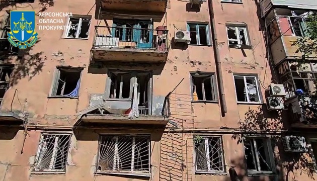 Удар по маршрутці та житлових кварталах: у Херсоні зранку постраждали 10 людей