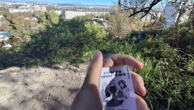 У Сімферополі активістки розповсюдили стікери з антиросійським посланням У Сімферополі активістки розповсюдили стікери з антиросійським посланням