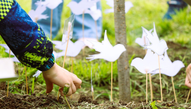 У Полтаві відкрили Алею Пам’яті за дітьми, загиблими від ракетного удару РФ 1 лютого