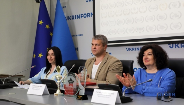 Нагородження фільму «Мати апостолів» дипломом «Книги рекордів України» Нагородження фільму «Мати апостолів» дипломом «Книги рекордів України»