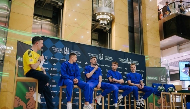 Jugadores de la selección de fútbol de Ucrania se reúnen con sus hinchas en Kyiv