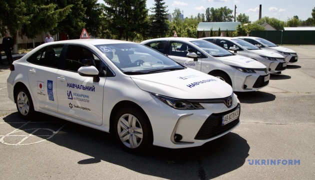 Міжнародні партнери передали безбар’єрним автошколам МВС чотири інклюзивні автомобілі