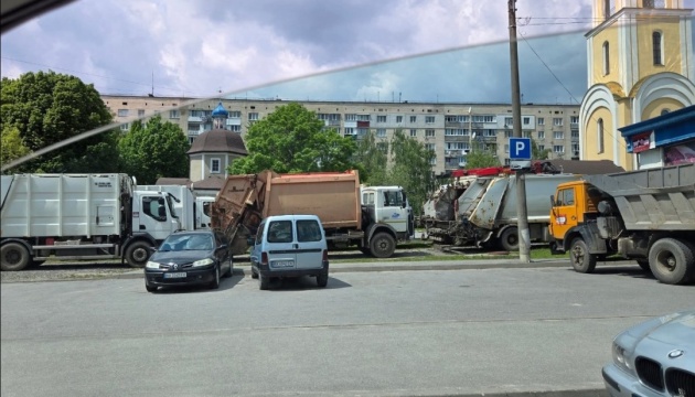 Вхід до собору заблокували сміттєвозами й асенізаторами: у Хмельницькому протестують через приїзд Онуфрія Вхід до собору заблокували сміттєвозами й асенізаторами: у Хмельницькому протестують через приїзд Онуфрія