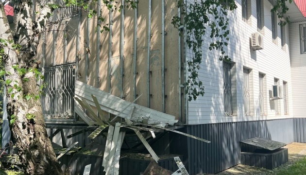 У Чугуєві внаслідок російського удару пошкоджена будівля податкової