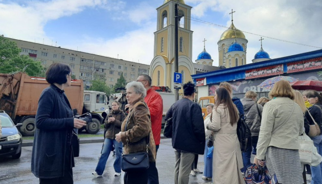 У Хмельницькому протестувальники облили кров’ю ворота собору УПЦ МП У Хмельницькому протестувальники облили кров’ю ворота собору УПЦ МП