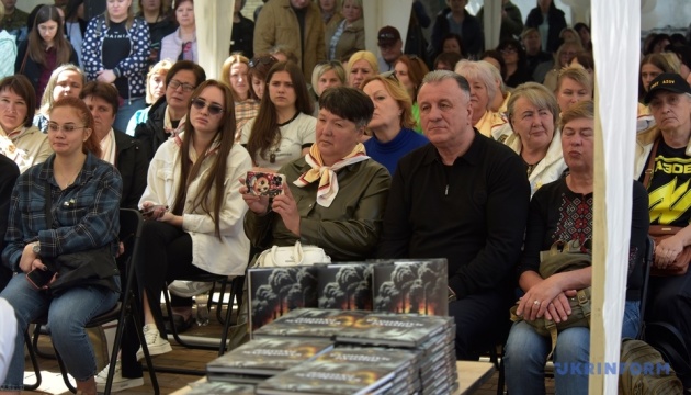 У Вінниці презентували книгу «Янголи Маріуполя» про загиблих захисників міста