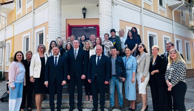 Міністр національної єдності зустрівся з українцями в Кишиневі Міністр національної єдності зустрівся з українцями в Кишиневі