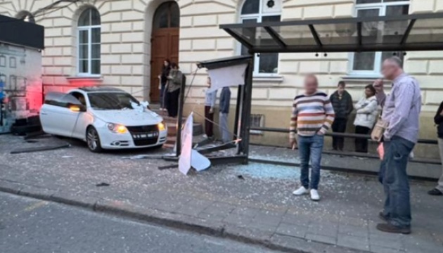 У Львові автомобіль в'їхав у зупинку, травмована дівчина у реанімації У Львові автомобіль в'їхав у зупинку, травмована дівчина у реанімації