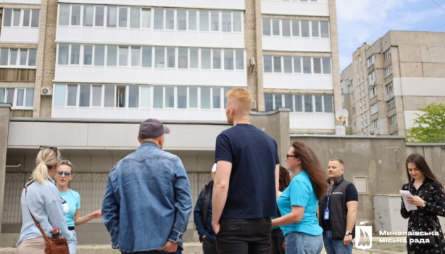 У Миколаєві відновили 23 житлові будинки та два спортивні майданчики, пошкоджені обстрілами У Миколаєві відновили 23 житлові будинки та два спортивні майданчики, пошкоджені обстрілами