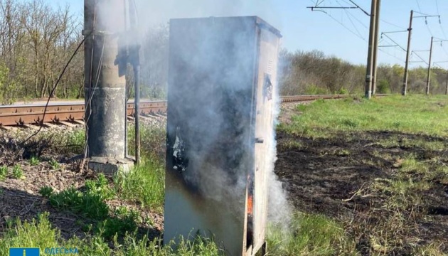 В Одесі затримали трьох молодиків, які підпалили залізничні шафи та авто військових