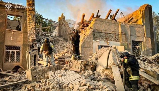 Les envahisseurs frappent Velykyi Burluk avec des Shahed : une entreprise et un bâtiment administratif détruits