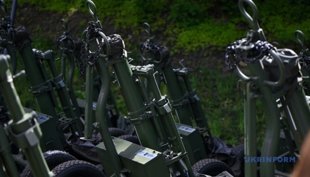 У Львові передали військовим три пікапи та 14 мінометів