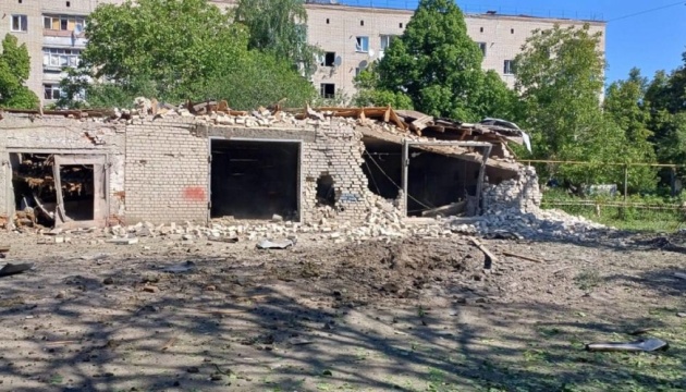 Russische Truppen verüben Luftangriff auf Kupjansk: Kommunalarbeiter getötet, weiterer in schwerem Zustand