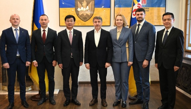 На Закарпаття прибув посол КНР, цікавиться виробництвом зеленої енергетики та скла На Закарпаття прибув посол КНР, цікавиться виробництвом зеленої енергетики та скла