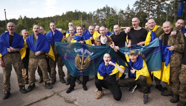 Première partie de l'échange 1000 contre 1000 : L'Ukraine rapatrie 390 prisonniers de guerre