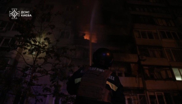 У Києві ліквідовують наслідки масованої атаки дронів та балістики У Києві ліквідовують наслідки масованої атаки дронів та балістики