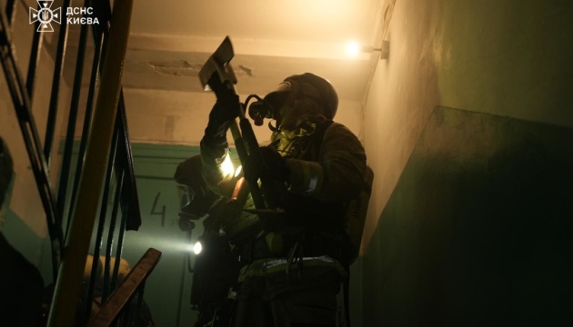 In Kyjiw werden Folgen massiven Drohnen- und Raketenangriffs beseitigt