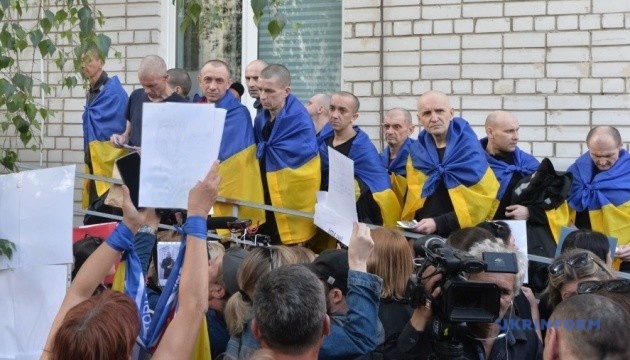 З вірою й надією: репортаж з місця обміну полоненими З вірою й надією: репортаж з місця обміну полоненими