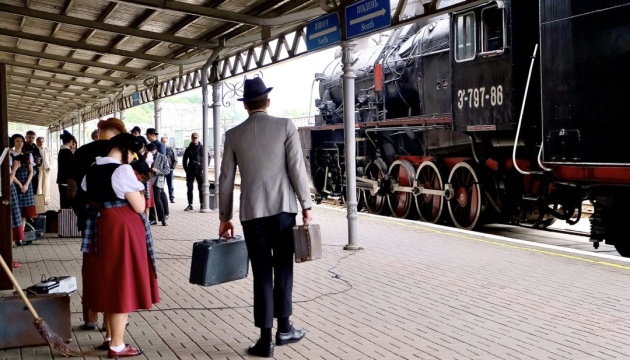 На вокзалі у Чернівцях зіграли виставу для ветеранів і туристів