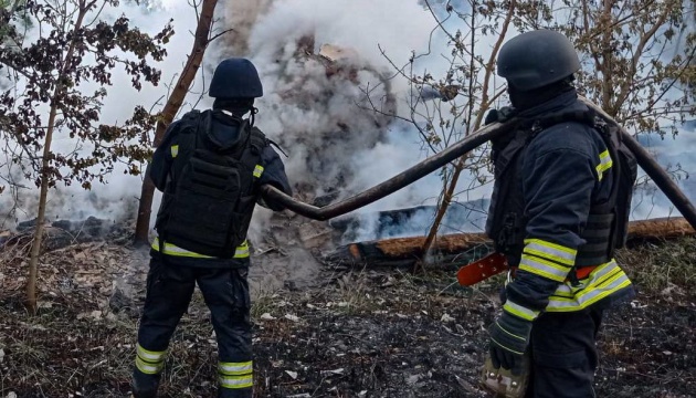 На Сумщині рятувальники ліквідували пожежу після ворожого обстрілу
