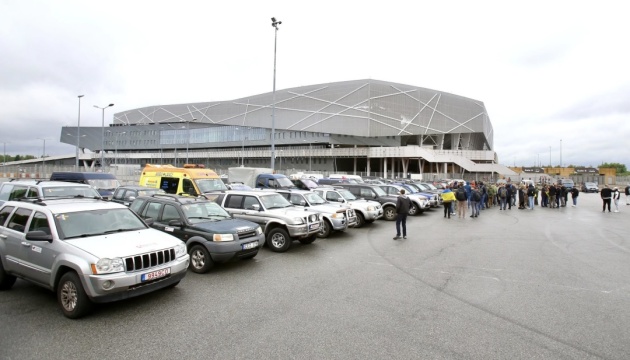 Литовські волонтери привезли на Львівщину понад 70 автомобілів для захисників Литовські волонтери привезли на Львівщину понад 70 автомобілів для захисників