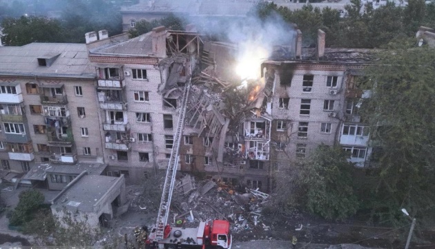 У Миколаєві триває рятувальна операція на місці влучання у багатоповерхівку