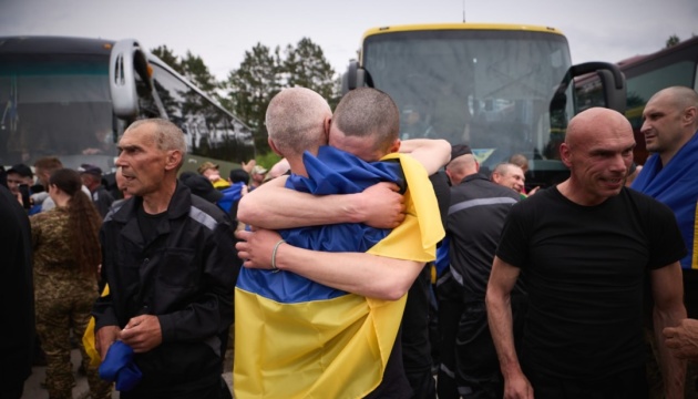 Aus russischer Gefangenschaft kehren 303 weitere Ukrainer zurück Aus russischer Gefangenschaft kehren 303 weitere Ukrainer zurück
