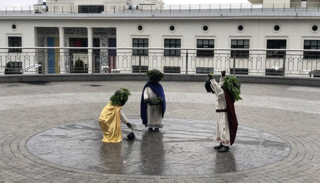 Скульптури малюків-засновників Києва одягли до Дня міста