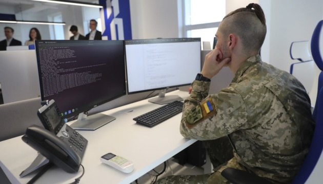 Зеленський та Сирський привітали зв'язківців із професійним святом