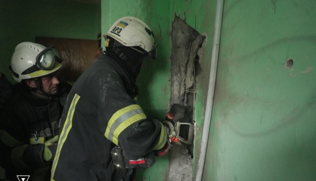 В Оболонському районі Києва рятувальники деблокували чоловіка з вентиляційної шахти