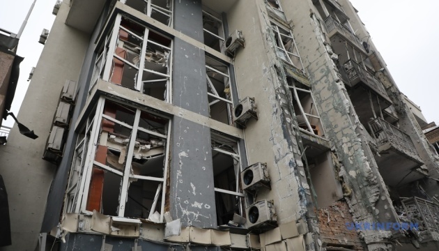 La police ukrainienne dévoile des vidéos montrant les premières minutes après les frappes aériennes russes sur Kyiv et Mykolaiv 