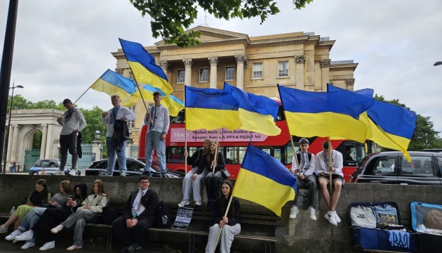 Тисячі людей вийшли на Марш вишиванок у Лондоні на підтримку викрадених Росією дітей