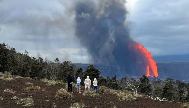 На Гаваях вулкан Кілауеа викинув фонтани лави на понад 300 метрів